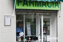 La Consejería de Sanidad debe concretar la ubicación de las nuevas farmacias previstas en Noja Una mujer limpia la ventana de una farmacia en Madrid, el 18 de abril de 2012