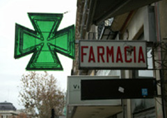 Una farmacia en el centro de una ciudad.
