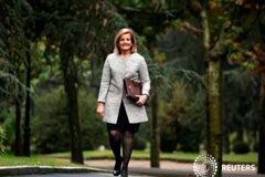 El Gobierno y agentes sociales pactan un alza del 4% en el salario mínimo para 2018 Fátima Báñez, llegando al Palacio de la Moncloa en Madrid, España, el 4 de noviembre de 2016