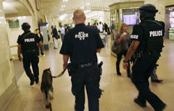 El FBI mata a un líder separatista musulmán en Detroit FBI con su uniforme y perros