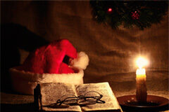 Feliz 2013 Un gorro de Papá Noel, unas gafas sobre un libro y una vela