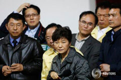 Corea del Sur acusa por homicidio a cuatro tripulantes del ferry hundido El presidente sucoreano Geun-hye (C) escucha a una familiar de un pasajero desaparecido en el ferry "Sewol", durante su visita a un gimnasio donde se habían reunido familias de las víctimas en Jindo April el 17 de 2014