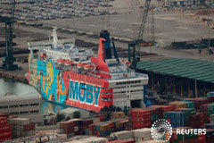 El Gobierno español comunica a Cataluña que envía refuerzos policiales El ferry "Moby Dada", que el ministerio ha alquilado para alojar a policías, anclado en el puerto de Barcelona el 21 de septiembre de 2017