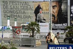 Arranca un Festival de Cine de San Sebastián «muy español» Dos chicos pasan junto a carteles del festival el 15 de septiembre de 2011