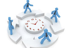 Pausas para fumar o tomar café a raíz de la obligatoriedad de llevar registro horario Rueda de relojes y muñecos