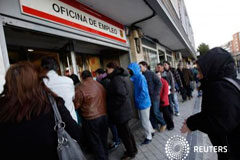 El paro registrado sube en 113.097 personas en enero Varias personas hacen cola para entrar en una oficina de empleo en Madrid, el 23 de enero de 2014