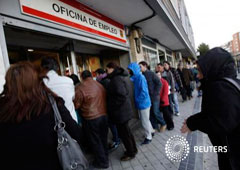 Varias personas hacen cola para entrar en una oficina de empleo en Madrid, el 23 de enero de 2014