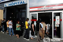 La tasa de paro sube hasta el nivel más alto en 36 años Varias personas entran en una oficina de empleo en Madrid, el 4 de junio de 2012.