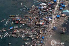 Los supervivientes del tifón piden ayuda, pero el rescate es difícil Imagen del 11 de noviembre de la devastación causada por Haiyan en una localidad en la provincia de Samar, en el centro de Filipinas
