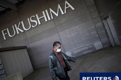 Japón detiene las filtraciones desde la planta nuclear dañada Un hombre llega a un centro de evacuación para gente afectada por la explosión nuclear en Koriyama, Fukushima, el 5 de abril de 2011.