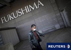 Un hombre llega a un centro de evacuación para gente afectada por la explosión nuclear en Koriyama, Fukushima, el 5 de abril de 2011.
