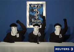 Una escena de una declaración en vídeo de tres miembros de ETA