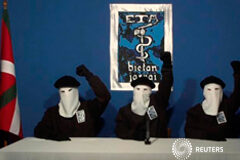 El País Vasco recibe con alivio y resentimiento el fin de ETA Tres miembros de ETA en un vídeo publicado en la página web de Gara, el 20 de octubre de 2011