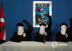 Tres miembros de ETA en un vídeo publicado en la página web de Gara, el 20 de octubre de 2011
