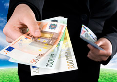 Una mano mostrando billetes de euro