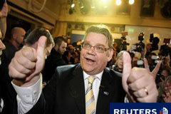 Los antieuropeos Auténticos Finlandeses crecen en las elecciones Timo Soini, presidente de Auténticos Finlandeses, celebra los resultados en la fiesta del partido en Helsinki, el 17 de abril de 2011.