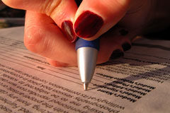 El contrato de franquicia o franchising Una persona firmando un documento.