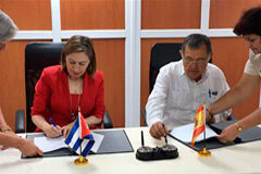 La ministra de Fomento firma el primer acuerdo en materia de Transporte entre España y Cuba Ana Pastor y Adel Yzquierdo