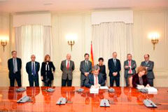 El CGPJ y el Colegio de Registradores firman un convenio que permitirá a los jueces conocer la titularidad real de las sociedades mercantiles El CGPJ y el Colegio de Registradores firman un convenio que permitirá a los jueces conocer la titularidad real de las sociedades mercantiles