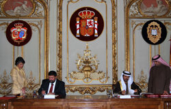 España y Emiratos Árabes establecen un marco de cooperación judicial Francisco Caamaño, y Hadef Bin Jouan Al Dhaheri en el momento de la firma