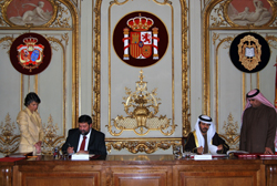 Francisco Caamaño, y Hadef Bin Jouan Al Dhaheri en el momento de la firma