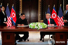 Trump y Kim Jong Un firman acuerdo tras cumbre histórica pero dan pocos detalles El presidente de Estados Unidos Donald Trump y el líder norcoreano Kim Jong Un antes de la firma de los documentos que reconocen el progreso de las conversaciones y garantizan que estas continúen, tras la cumbre en el Hotel Capella en la isla de Sentosa e
