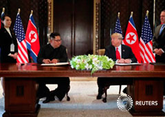 El presidente de Estados Unidos Donald Trump y el líder norcoreano Kim Jong Un antes de la firma de los documentos que reconocen el progreso de las conversaciones y garantizan que estas continúen, tras la cumbre en el Hotel Capella en la isla de Sentosa e