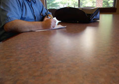 Una persona firmando un documento.