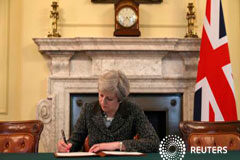 La primera ministra británica May da el pistoletazo de salida al Brexit May firma en su despacho la carta al presidente del Consejo Europeo Donald Tusk invocando el Artículo 50 con la intención británica de abandonar la UE, el 28 de marzo de 2017 en Londres