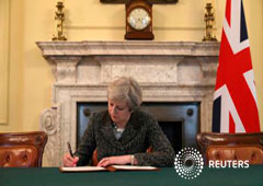 May firma en su despacho la carta al presidente del Consejo Europeo Donald Tusk invocando el Artículo 50 con la intención británica de abandonar la UE, el 28 de marzo de 2017 en Londres