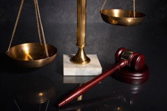 Fiscalía pide solucionar un vacío legal en la LeCrim que afecta al enjuiciamiento de personas con anomalías psíquicas Mazo y balanza