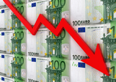 Flecha roja descendente sobre billetes de euros