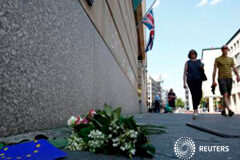 Estado Islámico se atribuye la autoría del atentado de Manchester Varias flores en el suelo recuerdan a las víctimas del Manchester Arena en Berlín el 23 de mayo de 2017