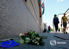 Varias flores en el suelo recuerdan a las víctimas del Manchester Arena en Berlín el 23 de mayo de 2017