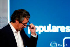 El PP sufre un revés en las elecciones locales, la fragmentación obliga a pactos Carlos Floriano, portavoz del PP, tras comentar el resultado electoral en la sede del partido en Madrid, el 24 de mayo de 2015