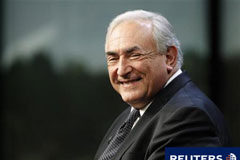 El FMI ve un crecimiento global del 4,4% y de un 0,6% en España Imagen del director gerente del fondo, Dominique Strauss-Kahn, en un un evento de Thomson Reuters Newsmaker celebrado en el Newseum de Washington el pasado mes de diciembre.