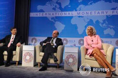 El FMI mejora las previsiones de crecimiento para España en 2016 y 2017 Imagen de archivo del subgobernador del Banco de China, Yi Gang, el ministro de Economía Luis de Guindos y la directora gerente del FMI Christine Lagarde antes de las reuniones de de otoño del FMI y del Banco Mundial de 2013, en Washington, el 10 de octub