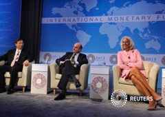 Imagen de archivo del subgobernador del Banco de China, Yi Gang, el ministro de Economía Luis de Guindos y la directora gerente del FMI Christine Lagarde antes de las reuniones de de otoño del FMI y del Banco Mundial de 2013, en Washington, el 10 de octub