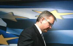 La UE estudia crear un fondo de rescate similar al FMI el Comisario europeo de Asuntos Económicos, Olli Rehn, en una rueda de prensa de Atenas de 2010.