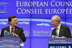 La UE fija un fondo para la crisis desde 2013 El presidente de la Comisión Europea, Jose Manuel Durao Barroso (I) y el presidente del Consejo Europeo Herman Van Rompuy durante una conferencia de prensa en Bruselas, el 16 de diciembre de 2010.