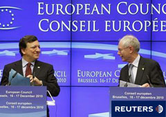 El presidente de la Comisión Europea, Jose Manuel Durao Barroso (I) y el presidente del Consejo Europeo Herman Van Rompuy durante una conferencia de prensa en Bruselas, el 16 de diciembre de 2010.