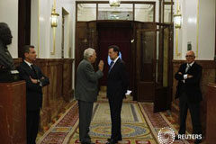 España no necesitará fondos de la eurozona, dice la Comisión El presidente del Gobierno, Mariano Rajoy, habla con el titular de Exteriores, José Manuel García-Margallo
