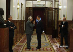 El presidente del Gobierno, Mariano Rajoy, habla con el titular de Exteriores, José Manuel García-Margallo