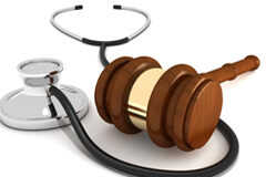 La incapacitación de una persona sólo puede obtenerse mediante sentencia judicial Un fonendoscopio y un mazo