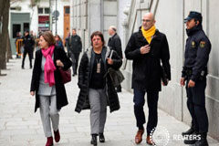 España menciona los problemas de extradición para negar la libertad a dirigentes catalanes Los políticos catalanes (izquierda-derecha) Carme Forcadell, Dolors Bassa y Raul Romeva llegan al Tribunal Supremo en Madrid, 23 de marzo 2018