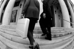 Jueces y Abogados recibirán formación continua juntos Dos personas subiendo unas escaleras.