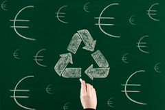 ¿Sabías que la formación del personal de tu despacho se te puede bonificar? Símbolos del euro y flechas dibujadas en una pizarra
