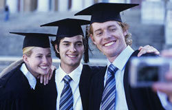El que se mueve sale en la foto Tres graduados haciéndose una foto