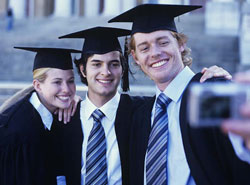 Tres graduados haciéndose una foto