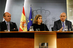 Aprobadas medidas urgentes en relación con el sistema gasista y la titularidad de centrales nucleares Soraya Sáenz de Santamaría, el ministro de Economía y Competitividad, Luis de Guindos y el ministro del Interior, Jorge Fernánez Díaz
